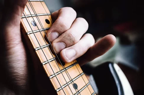 Guitar vibrato: close-up of the fretting hand on the guitar neck – Wouter Baustein – Guitar Training Studio